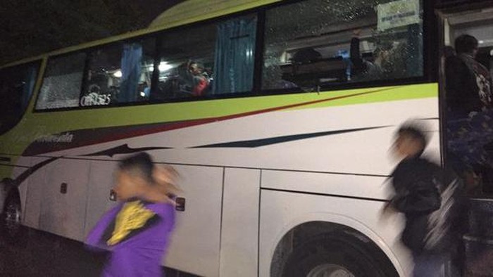 Para Pemuda yang Sweeping di Tol Kebon Jeruk Pecahkan Kaca Bus Pariwisata