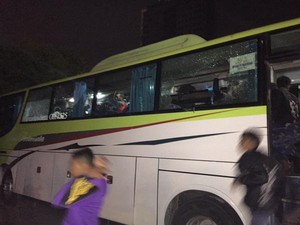Para Pemuda yang Sweeping di Tol Kebon Jeruk Pecahkan Kaca Bus Pariwisata