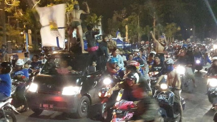 Rayakan Persib Juara, Begini Rupa-rupa Aksi Bobotoh di Jalanan Kota Bandung