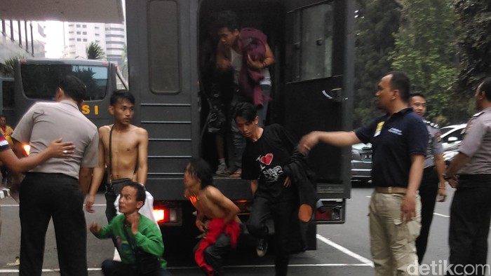 Diamankan di Polda, Para Remaja Ini Justru Bersorak-Sorak