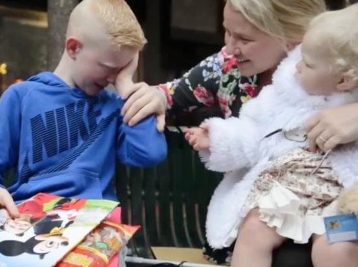 Diajak ke Disneyland, Bocah dengan Kondisi Langka Ini Menangis Haru