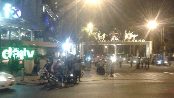 Ratusan ABG Lempar Polisi dengan Batu dan Petasan di Jl Sudirman