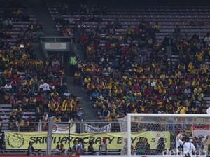 Jokowi Belum Tiba, Peluit Kick Off Final Piala Presiden Tetap Dibunyikan