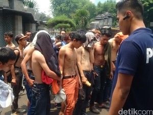33 ABG Ditangkap di Halte TransJ GBK, Bawa Spanduk dan Atribut Sepak Bola