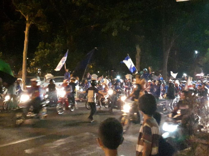 Kembang Api dan Klakson Motor Ramaikan Kemenangan Persib di Bandung