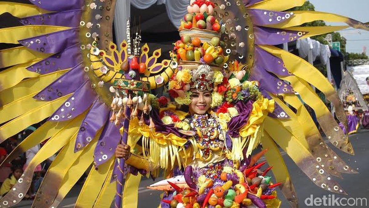 Cantiknya Karnaval Fashion Berkonsep Kekayaan Laut di Situbondo