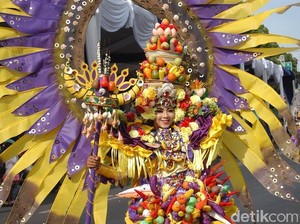 Cantiknya Karnaval Fashion Berkonsep Kekayaan Laut di Situbondo