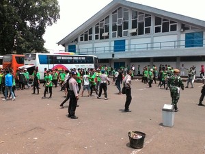 Ratusan Singamania Saling Lempar Batu dengan Massa Berpakaian Hitam