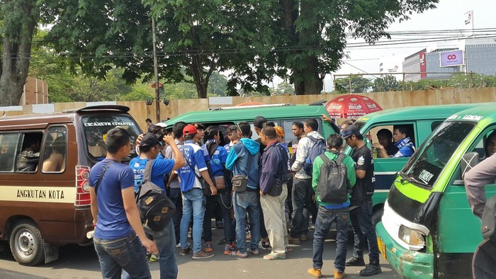 2.000 Bobotoh Tak Kebagian Bus, Ridwan Kamil: Nobar Saja di Bandung