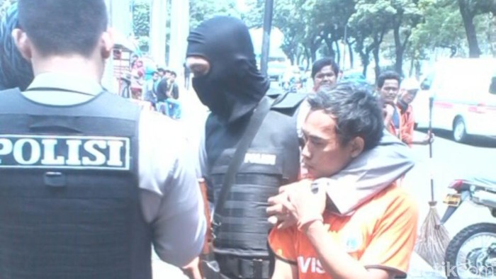 Sempat Melawan, Pria Pembawa Gir Diamankan Polisi di JPO GBK