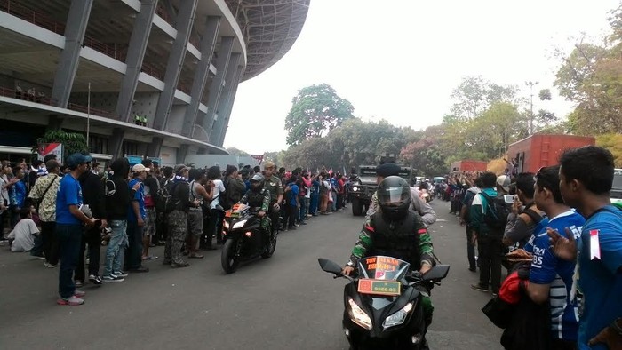 Ahok, Irjen Tito, dan Pangdam Jaya Tiba di GBK: Bobotoh Persib Nyanyi Terima Kasih