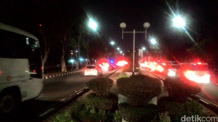 Dikawal Polisi dan TNI, Rombongan Suporter Tinggalkan GBK