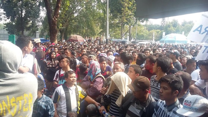 Ini yang Tak Boleh Dibawa Suporter: Senjata, Kembang Api hingga Botol