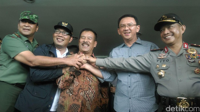 Ahok Beri Batik untuk Manajer Persib Sebagai Tanda Persahabatan