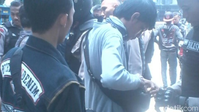 Polisi Razia di JPO Halte TransJ GBK, Ada Suporter yang Bawa Pisau