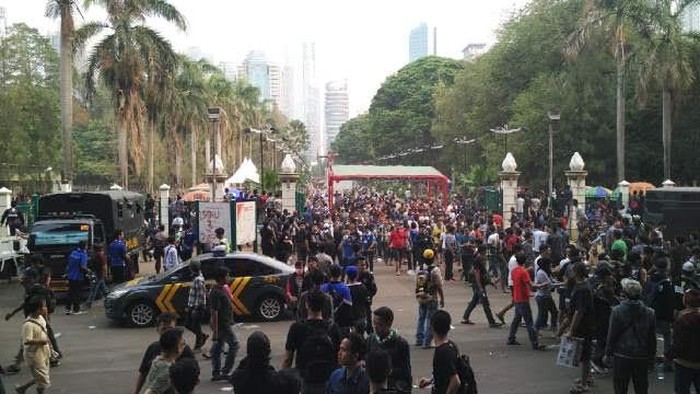 Perusuh Coba Provokasi Nyanyikan Yel Yel dan Pasang Kembang Api di GBK