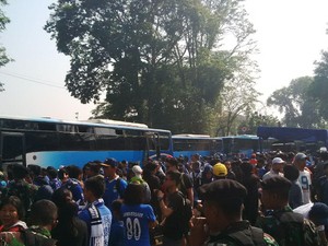 Satu Bus Bobotoh Dikawal 4 Polisi dan 2 TNI