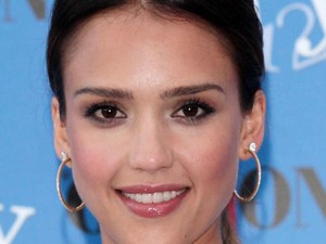Jessica Alba Menyesal Pernah Buat Alisnya Jadi Sangat Tipis