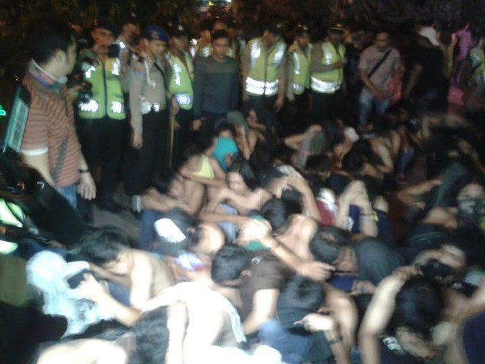 Lempari Polisi Batu dan Petasan, Puluhan ABG Ditahan di Jl Sudirman
