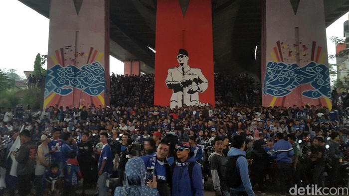 Bobotoh Padati Lokasi Nobar Persib di Bandung