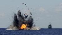 Api dan asap keluar dari lambung kapal nelayan asing pelaku ilegal fishing yang ditenggelamkan di perairan Bitung, Sulawesi Utara, Rabu (20/5). Sebanyak 19 kapal asing diantaranya 5 kapal Vietnam, 2 Thailand, 11 Filipina dan 1 kapal China itu ditenggelamkan bertepatan dengan peringatan Hari Kebangkitan Nasional. Menteri Kelautan dan Perikanan Susi Pudjiastuti diserang Wakil Ketua DPR Fahri Hamzah mengenai kinerja yang telah  dilakukan pemerintah di bidang kelautan dan perikanan. ANTARA FOTO/Fiqman Sunandar