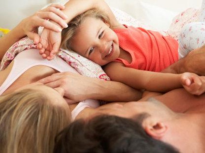 Dekatkan Bonding Orang Tua dan Anak dengan Bermain Siapa Cium, Mau Coba?