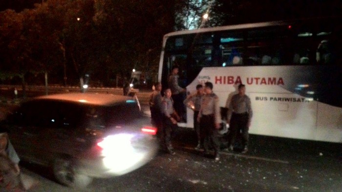 Para ABG ini Kaget Bus yang Dilempari Batu Ternyata Berisi Brimob