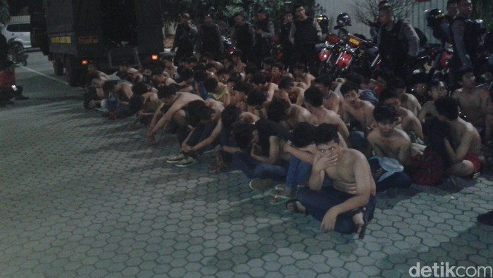 21 Polisi dan 16 Suporter Luka-luka dalam Kericuhan di GBK Tadi Malam