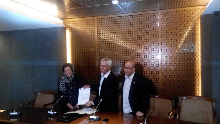 Plt Sekjen NasDem Serahkan Surat Pengunduran Diri Rio Capella ke DPR