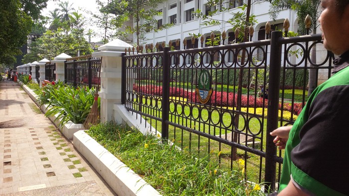 Usai Dijadikan Nobar, Tanaman di Gedung Sate Rusak