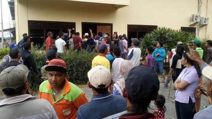 Warganya Tewas Dibentak Bos Pabrik, Pabrik Selotip di Mojokerto Didemo