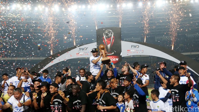 Persib Bandung berhasil menjuarai turnamen Piala Presiden setelah di babak final, Minggu (18/10/2015) malam, mengalahkan Sriwijaya FC dengan skor 2-0. Dua gol yang diciptakan Persib lahir di babak pertama. Rachman Haryanto/detikcom.