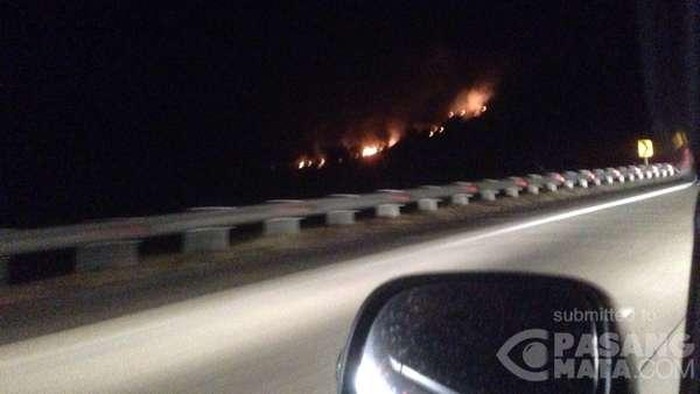 Ilalang Terbakar di Samping Tol Cipali Arah Jakarta