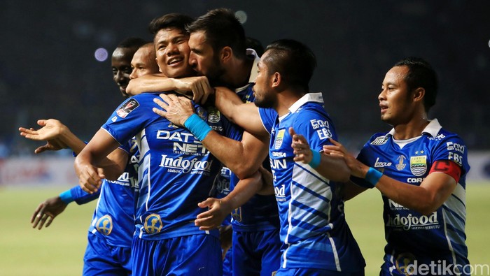 Persib Bandung berhasil menjuarai turnamen Piala Presiden setelah di babak final, Minggu (18/10/2015) malam, mengalahkan Sriwijaya FC dengan skor 2-0. Dua gol yang diciptakan Persib lahir di babak pertama. Rachman Haryanto/detikcom.