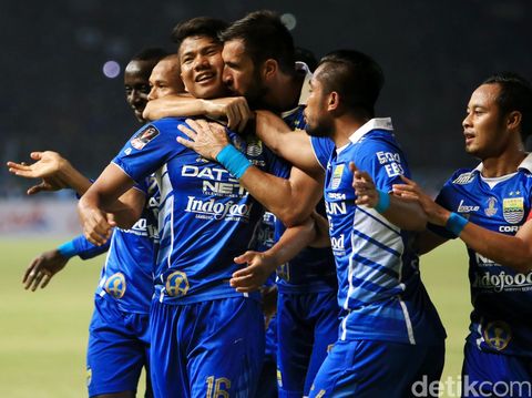 Persib Bandung berhasil menjuarai turnamen Piala Presiden setelah di babak final, Minggu (18/10/2015) malam, mengalahkan Sriwijaya FC dengan skor 2-0. Dua gol yang diciptakan Persib lahir di babak pertama. Rachman Haryanto/detikcom.