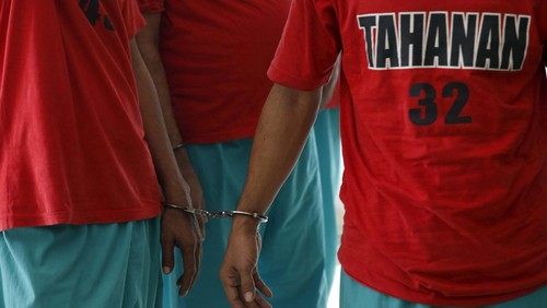 Wartawan Inggris Neil Bonner (C) dan Becky Prosser (R) berbicara dengan rekan mereka di dalam sel sebelum sidang mereka di Pengadilan Negeri Batam di Batam, Indonesia Kepulauan Riau, 19 Oktober 2015. Media lokal melaporkan bahwa jaksa penuntut umum di Indonesia menunda hukuman dari dua wartawan Inggris, yang menurut pihak berwenang imigrasi ditahan untuk membuat film dokumenter tentang pembajakan sementara pada wisatawan visa, hingga Kamis. REUTERS / Beawiharta