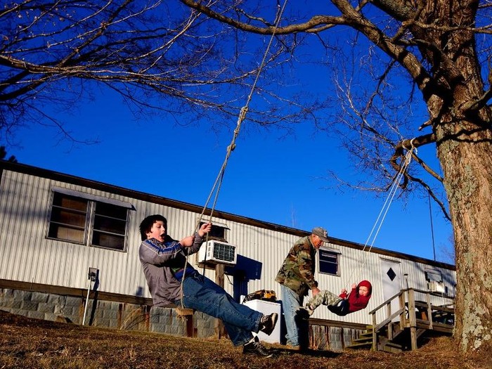 Kisah Faron Cox Besarkan Dua Anak di Usia 60 Tahun