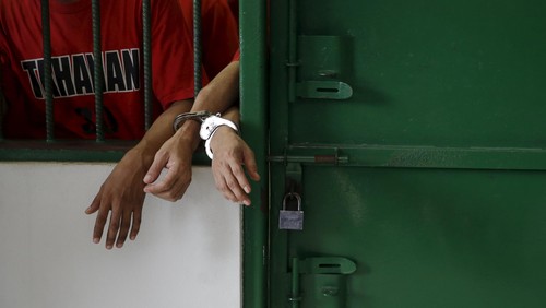 Wartawan Inggris Neil Bonner (C) dan Becky Prosser (R) berbicara dengan rekan mereka di dalam sel sebelum sidang mereka di Pengadilan Negeri Batam di Batam, Indonesia Kepulauan Riau, 19 Oktober 2015. Media lokal melaporkan bahwa jaksa penuntut umum di Indonesia menunda hukuman dari dua wartawan Inggris, yang menurut pihak berwenang imigrasi ditahan untuk membuat film dokumenter tentang pembajakan sementara pada wisatawan visa, hingga Kamis. REUTERS / Beawiharta