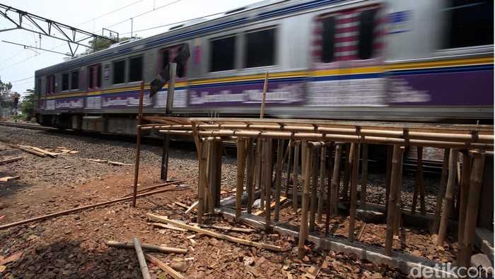 Gardu Stasiun Parung Panjang Terbakar, Perjalanan Kereta Terganggu