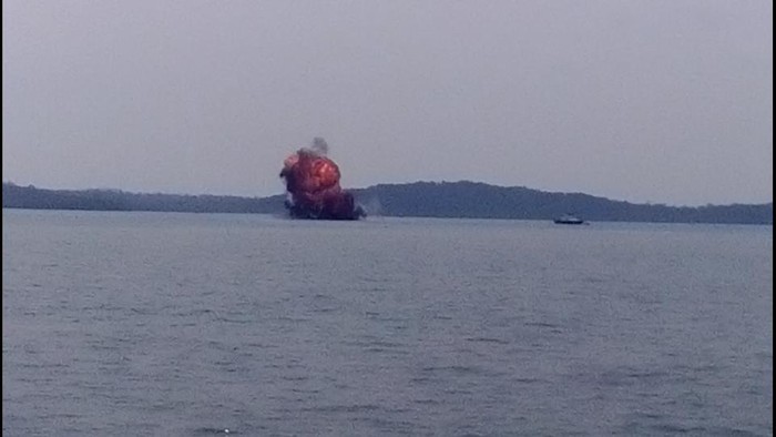 Duar! 3 Kapal Asing Pelaku Illegal Fishing Diledakkan di Kepri