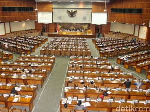 DPR Akhirnya Tunda Pembahasan Interpelasi Karhutla