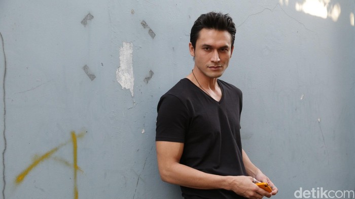Indra Bruggman menjadi bintang tamu di acara Show Imah Trans TV.