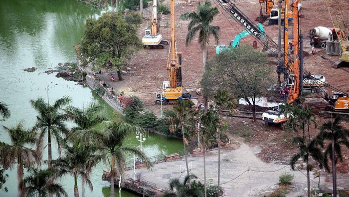 Melihat Penampakan Alat Berat Bergerak Olah Taman Ria Senayan