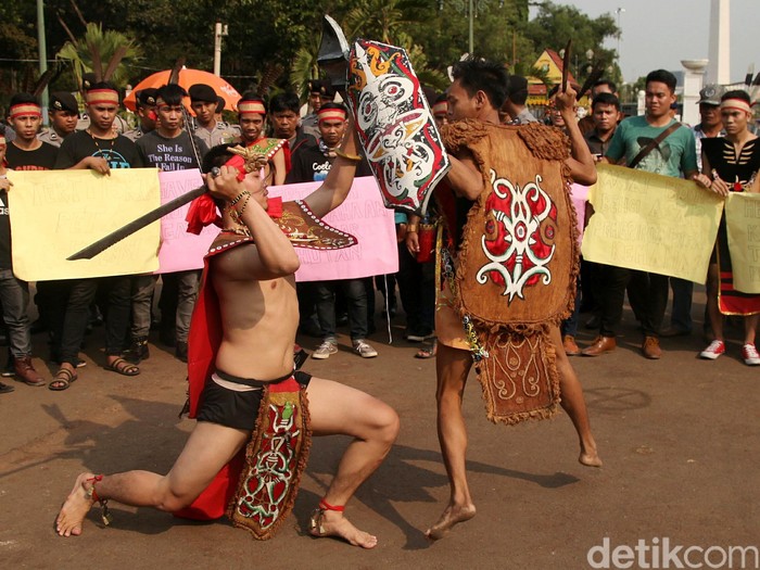 Puluhan mahasiswa asal Kalimantan Barat melakukan unjuk rasa memperingati 1 tahun pemerintahan Jokowi-JK. Mereka juga menampilkan kesenian tradisional Dayak. Dalam aksinya terkait dengan 1 tahun pemerintahan Jokowi JK mereka menuntut segera tuntasan masalah bencana asap, evaluasi program transmigrasi, tolak rancangan revisi uu kpk, tolak perpanjangan kontrak PT Freeport. Agung Pambudhy/Detikcom.