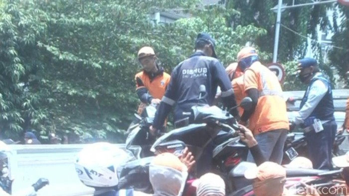 Petugas Angkut Puluhan Motor dan Gerobak PKL di Jl Kebon Kacang