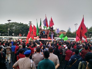 Demonstrasi Mahasiswa di Depan DPR Ricuh, Fahri Hamzah Muncul Beri Orasi