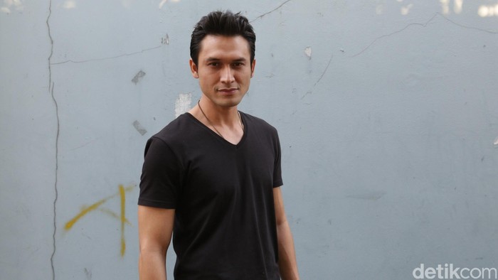 Indra Bruggman menjadi bintang tamu di acara Show Imah Trans TV.