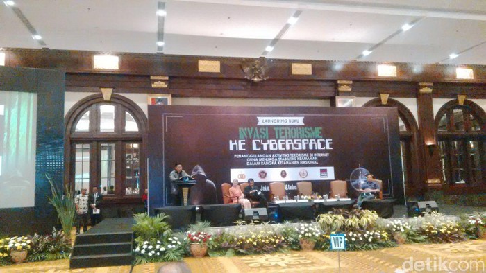 Terbitkan Buku, Irjen Petrus Ungkap Aktivitas Teroris di Internet