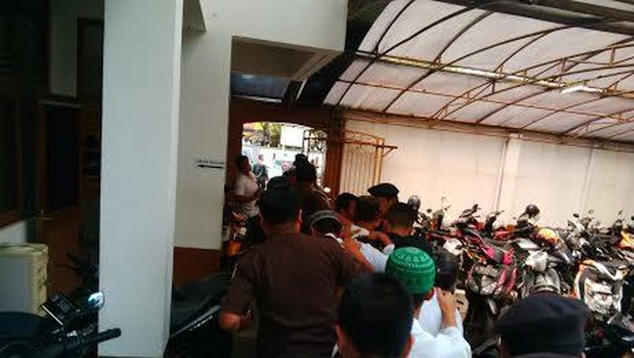 Polisi Kawal Ketat Enam ABG Terdakwa Pengeroyokan yang Menewaskan Juru Parkir