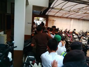 Polisi Kawal Ketat Enam ABG Terdakwa Pengeroyokan yang Menewaskan Juru Parkir